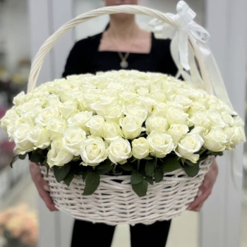 201 белая роза в корзине с зеленью