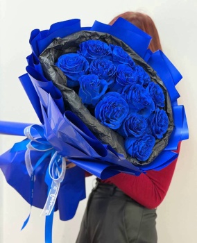 Букет из 13 синих роз Premium в оформлении